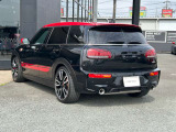 コンパクトな車体にパワフルなエンジン、ゴーカートのようなドライブフィールは乗ってみるとなお、他の車とは一線を画す魅力を持っています。