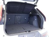 開口部のへりからフラットになっているため、荷物の乗せ降ろしもスムーズにできます。後席の背もたれは60:40分割式ですので、乗せたい荷物の大きさや量に合わせて使い分けることができます。