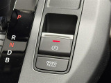 【電子制御パーキングブレーキ】指先ひとつでサイドブレーキの操作が可能です。信号待ちなどでブレーキペダルから足を離しても停止状態を保持する「ブレーキホールド機能」も搭載。