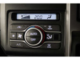室内を快適温度にするオートエアコン!スイッチもシンプルで操作しやすく、オールシーズン快適なドライブに出かけられますね♪