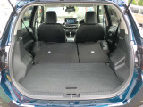 リアシートを倒すと荷室は広いですよ。