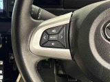 ナビゲーションやオーディオなどの操作がハンドルの手元でできるステアリングスイッチが付いてます