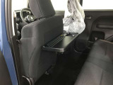 シートバックテーブルを装備
