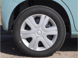 【ホイールキャップ】車に良く似合う純正ホイールキャップが装備されています。ノーマルタイヤ、スタッドレスタイヤもスズキ自販島根にお任せください。
