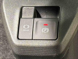 指先だけで簡単に操作が可能な電動パーキングブレーキを採用。「HOLD」スイッチを押すと、渋滞や信号待ちなどでブレーキペダルから足を離しても、ブレーキを保持するので安心です