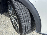 純正16インチアルミホイールを装着、タイヤの残り溝は約半分です。