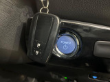 【スマートキー】カバンやポケットに入れたままでもドアの施錠・解錠が可能なスマートキーを装備。エンジンのオン・オフ時もカギを取り出す必要が無いからとっても便利です♪