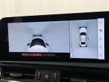 パノラミックビューモニターを装備。駐車場や交差点でクルマを真上から見るように周囲を確認できます。機能の詳細は販売店スタッフまでおたずねください。