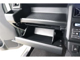 グローボックスに加え更に便利な収納スペースの助手席オープントレイがあります!