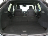 広々ラゲッジスペースはレジャーやアウトドアにピッタリです。リアシートは4:2:4の3分割で倒すことができます。後部座席を倒せばたくさんの荷物を積めるフラットなラゲッジスペースになります。