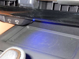 ワイヤレス充電機能で接続の手間いらず。スマートフォンなどをワイヤレスで充電可能です。