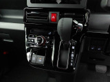 指先だけで操作ができる「電動パーキングブレーキ」搭載。オートモードの場合、シフトを「P」レンジにすると自動でパーキングブレーキが作動します。またアクセルを踏むと自動解除される為、発進がスムーズです。