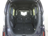 2列目シートを倒すことで、大変広いラゲッジスペースとなります。大きな荷物を積んだりと様々な用途にご利用いただけます。
