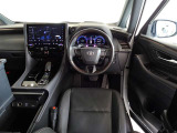 ウッド調と革巻きステアリングで快適な操作性の運転席です。