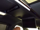 後席用大画面モニターですね。 ドライブをしていて一番退屈な時が渋滞の待ち時間ですよね。 これがあれば後ろでも快適な大きさで見れて退屈な渋滞でも快適に過ごせますよ。