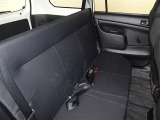 広いとは言えませんが3名乗車できるセカンドシートです。
