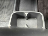 運転席の手の届く場所にはドリンクホルダーがございます(^^) ドライブ中の水分補給もバッチリです♪