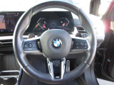 BMWのステアリングは「正確さ」「自然な応答性」「一体感」を重視して設計されており、特に路面情報の伝わり方と車体との一体感が他メーカーと大きく異なるのが特徴です