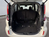 3列目を2列目シート下に床下格納すれば広々としたラゲージスペースになりますよ♪