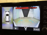 パノラミックビューモニターを装備。駐車場や交差点でクルマを真上から見るように周囲を確認できます。機能の詳細は販売店スタッフまでおたずねください。