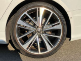 21インチ純正アルミホイール装備 全車両に標準装備の純正アルミホイールは、純正ならではのバランスの良いデザインと、走行安定性をお楽しみ頂けます。
