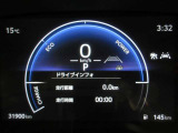 ディスプレイには、平均燃費、外気温、航続可能距離などの情報が表示されます。