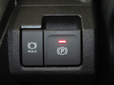 電動パーキングブレーキ&オートブレーキホールド機能付。「HOLD」スイッチを押しシステムONの状態にしておくことで信号待ちでブレーキを踏んで停車時ブレーキペダルから足を離してもブレーキを保持。楽です。