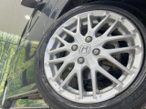 【純正15インチアルミホイール】外観にマッチした純正アルミホイールを装着しております。各種社外アルミホイールや、スタッドレスタイヤも取扱いしております。是非ご相談ください♪
