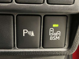 【BSM】ブラインドスポットモニターを装備しております。車線変更時の後方確認をアシストするシステムになります。