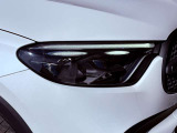 メルセデス・ベンツのヘッドライトはヘッドライトをいち早く点灯させ、周囲に対して自車の存在をアピールし、被視認性を高めて交通事故を減らそうという考えなのです。これこそが、メルセデスの安全哲学です。