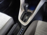 操作が楽なフロアシフトです、レバー式パーキングブレーキで足元インパネ周りもすっきりしています。