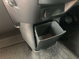 運転席からも助手席からも手が届きやすく、小物などを置いておくのにとても便利♪
