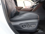 パワーシート搭載。微妙な調整が手軽にでき、ピッタリなポジションで運転することが可能です。