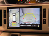 4つのカメラが連動してしっかりサポート。駐車場や狭い路地などでも障害物が確認しやすく、真上からの目線でクルマの周囲が確認できて安心♪