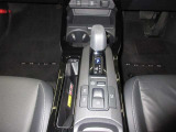 シンプルな操作でシフトでき、システムOFFで自動的にPレンジに入るエレクトロシフトマチックです。