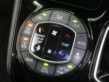 【オートエアコン】車内温度を感知して自動で温度調整をしてくれるのでいつでも快適な車内空間を創り上げます!どの席に座っても快適なドライブが楽しめます♪