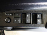 パワーウィンドウスイッチで運転席から全席の窓の開閉ができます。
