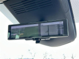 【デジタルインナーミラー(トヨタ)】車両後方カメラの映像をルームミラーに映すことが出来ます。 そのため、後席に人や荷物があって後方が見えづらい場合でもしっかり視界を確保することが出来ます。