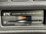 【ETC】有料道路を利用する際に料金所で停止することなく通過できる、ETC車載器(ノンストップ自動料金収受システム機器)が装備されています。セットアップを行うことで利用可能になります。