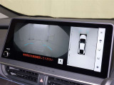 パノラミックビューモニターを装備。駐車場や交差点でクルマを真上から見るように周囲を確認できます。機能の詳細は販売店スタッフまでおたずねください。