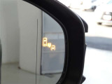 ブラインドスポットモニター装備。隣車線を走る車両を検知。ドアミラーでは確認しにくい後、側方エリアに存在する車両や急接近してくる車両も検知しドアミラーに搭載されたLEDインジケーターが点灯します。