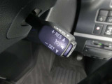 【レーダークルーズコントロール】(全車速追従機能付)付きです。車速に応じて追従支援してくれるので、ロングドライブも快適です。詳細は販売店スタッフまでおたずねください。