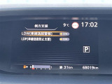 【車線逸脱警報(LDW)】クルマが車線から逸脱しそうになると、はみ出さないように警報音と表示によってドライバーに注意を促します。機能には限界があるためご注意ください。