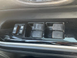 【パワーウインドウ】運転席のスイッチで、各席の窓ガラスの開閉ができます。あると便利ですよね。
