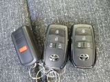 スマートキー2本&純正リモコンスターター付き!キーをポケットやカバンに入れておくだけでドアの施錠・開錠やエンジンスタートの操作が簡単です!