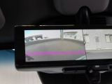 スマートインナーミラーとバックカメラが連動しているので、後退時に死角となる車両後方の安全確認もラクラクです!