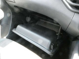 助手席前には車検証の収納に便利なグローブBOXが備わっています。