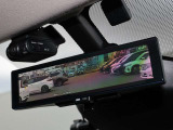 車両後方を映し出します・スマートルームミラー装備です。