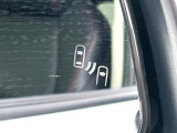 【ブラインドスポットモニター】走行中、ドアミラーの死角になりやすい箇所に後続車が接近するとサイドミラーのレンズに警告を表示!ドライバーに注意喚起をしてくれます。