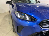 LEDヘッドライト 先進のLEDテクノロジーを採用。キセノンライトを上回るコントラストで明るく輝きます。夜間や悪天候時の日中でも優れた視野性を発揮し安全性と快適性を高めます。